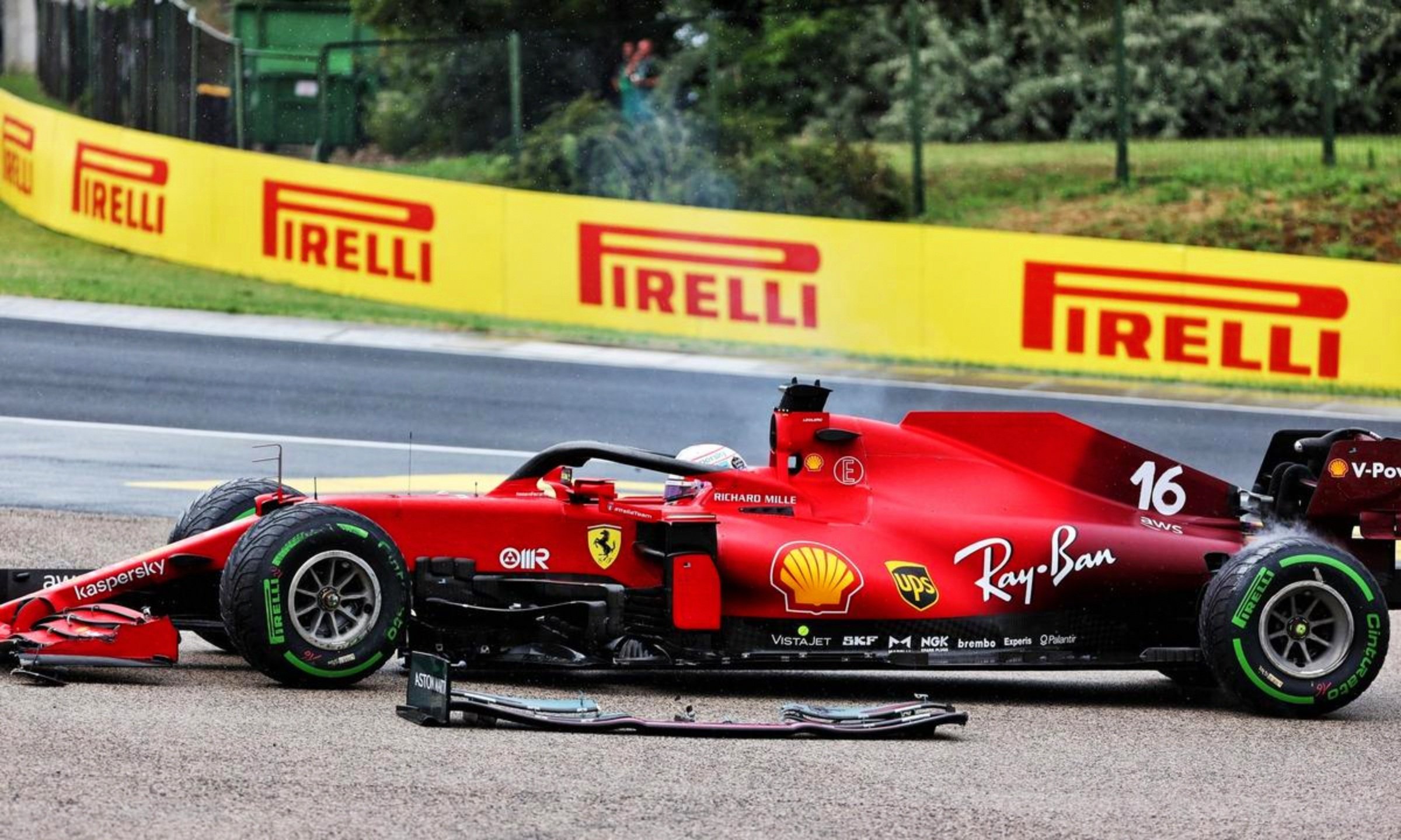 梅赛德斯碾压阿斯顿马丁，勒克莱尔统治全场