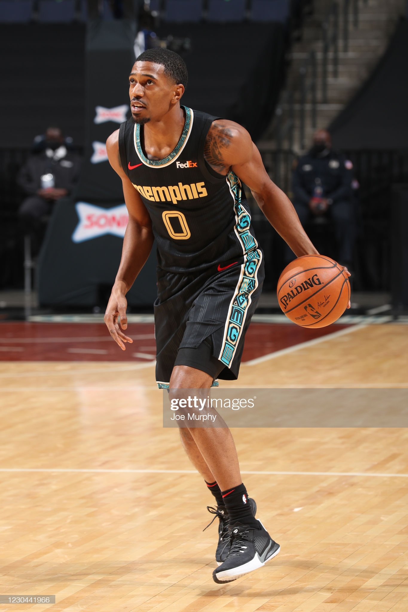 开云体育中国-灰熊翻盘青岛队，浓眉哥关键制胜