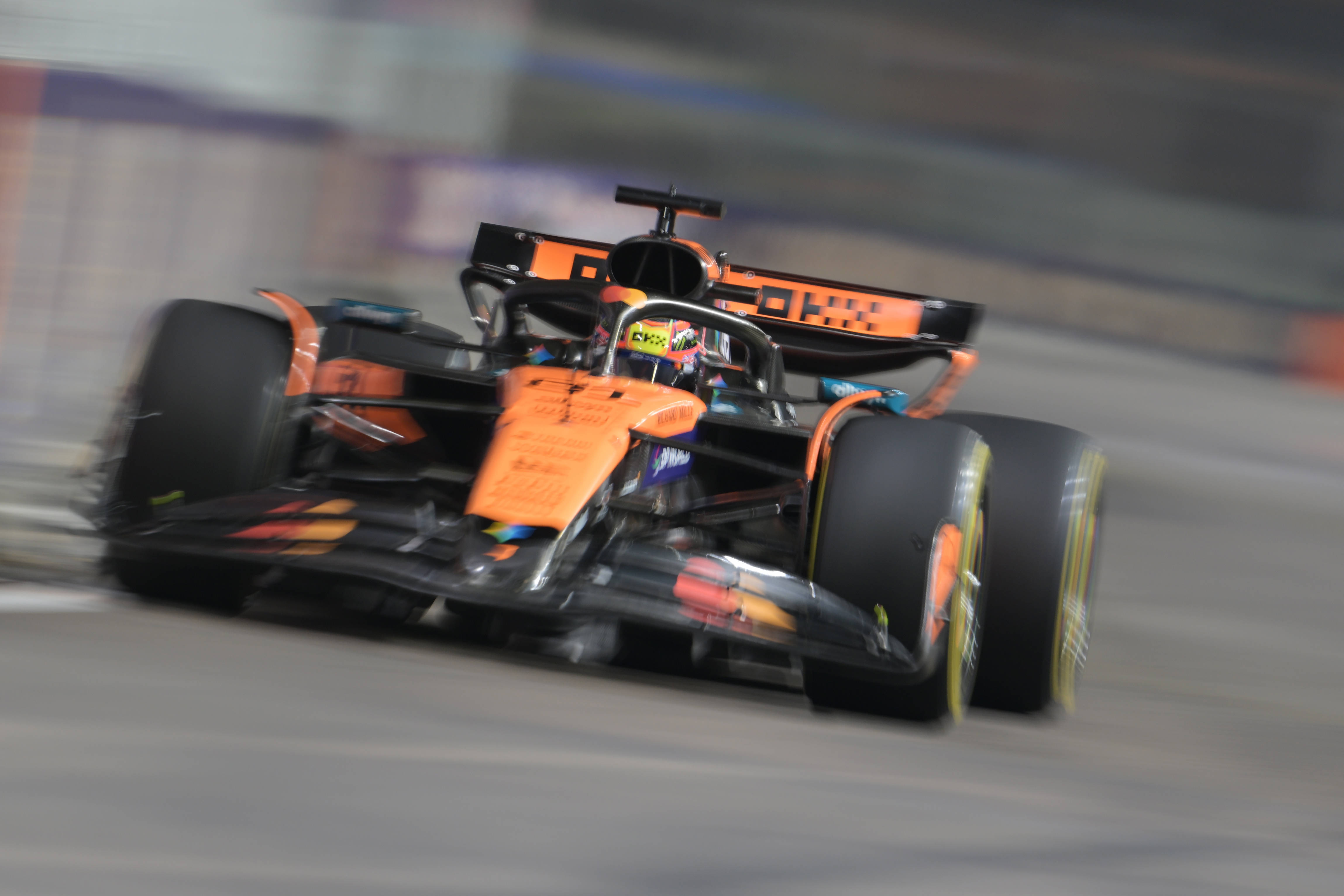 阿斯顿马丁碾压迈凯伦，塞恩斯带队取胜